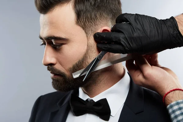 Hombre atractivo en la barbería —  Fotos de Stock