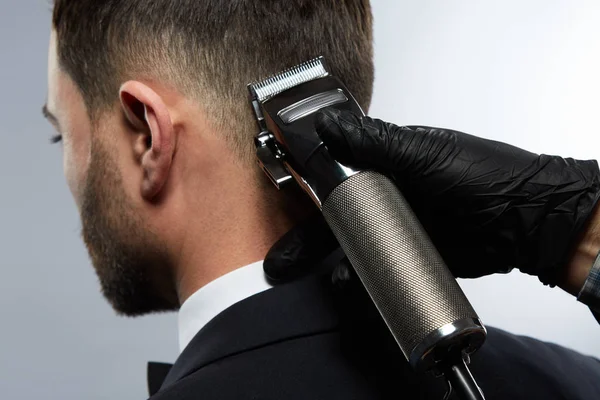 Homem atraente na barbearia — Fotografia de Stock