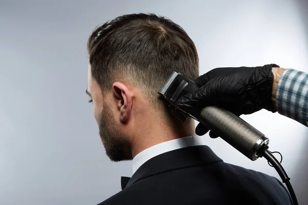 Hombre atractivo en la barbería —  Fotos de Stock