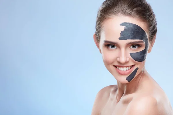 Schönheit Frau mit Maske — Stockfoto