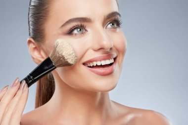 Güzel kız makyaj fırça kullanarak