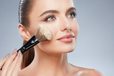 Güzel kız makyaj fırça kullanarak