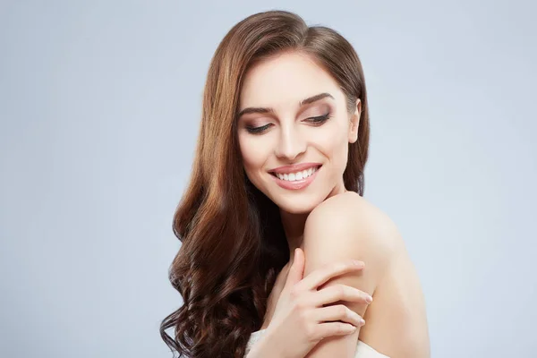 Chica con el pelo castaño largo — Foto de Stock