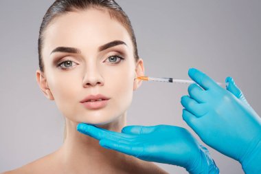 Sevimli kız güzellik yordamlar yapıyor 