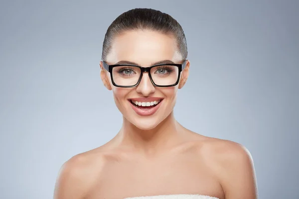 Belleza chica en gafas — Foto de Stock