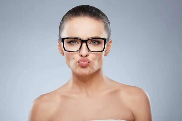 Schönheit Mädchen mit Brille — Stockfoto