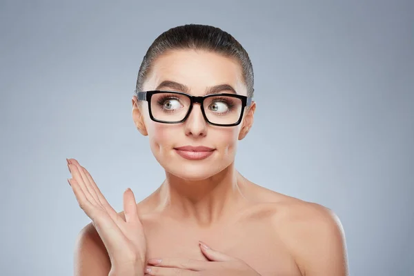 Skönhet flicka i glasögon — Stockfoto
