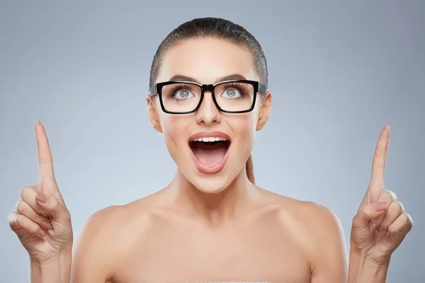 Schönheit Mädchen mit Brille — Stockfoto