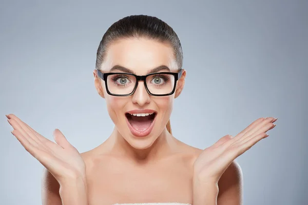 Beauté fille dans des lunettes — Photo