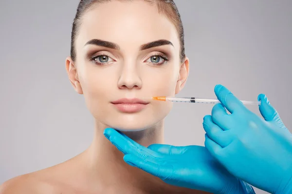 Linda chica haciendo procedimientos de belleza — Foto de Stock