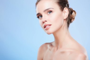 Genç bayan yukarı bakıyor.