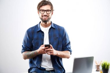 Yakışıklı serbest çalışan