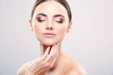 Kız çıplak makyaj stüdyosu ile