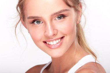 Güçlü beyaz dişler ile model 