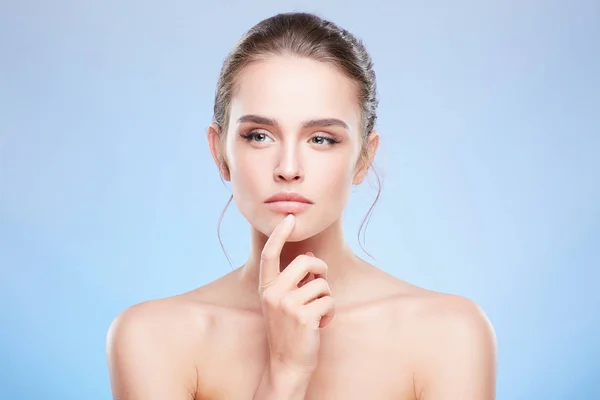 Donna che guarda da parte sospettosamente — Foto Stock