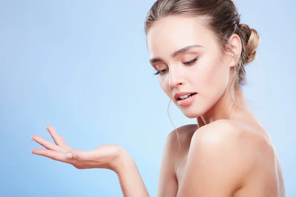 Mujer con la mano estirada — Foto de Stock