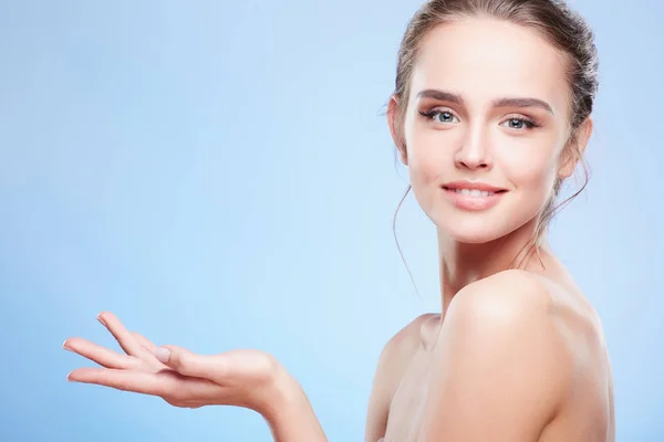 Mujer sonriente estirando la mano — Foto de Stock