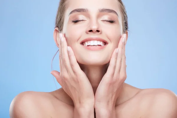 Retrato de belleza de mujer feliz con los ojos cerrados —  Fotos de Stock