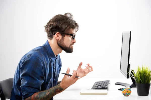 Aantrekkelijke man on line werkt — Stockfoto