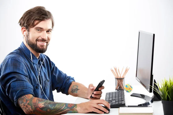 Aantrekkelijke man on line werkt — Stockfoto