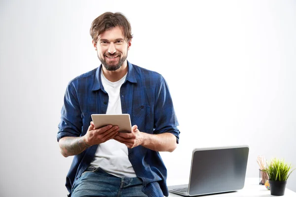 Hombre atractivo trabajando en línea — Foto de Stock