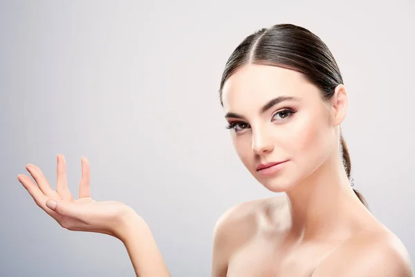 Ragazza con trucco nudo in studio — Foto Stock