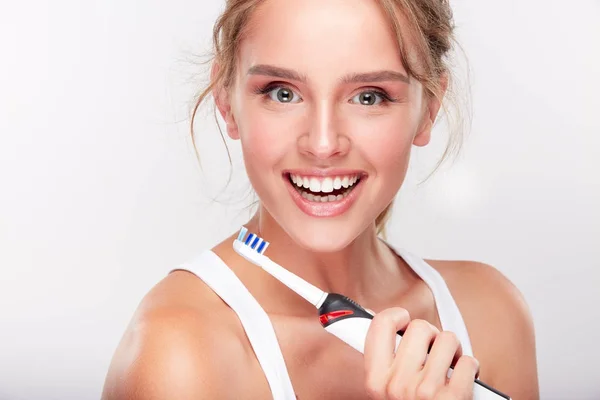 Mujer sosteniendo cepillo de dientes — Foto de Stock