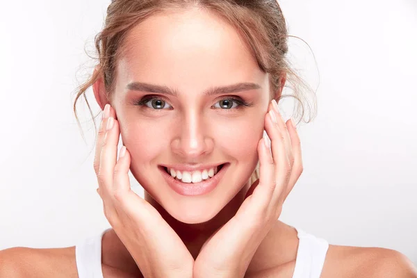 Mujer joven con dientes blancos —  Fotos de Stock