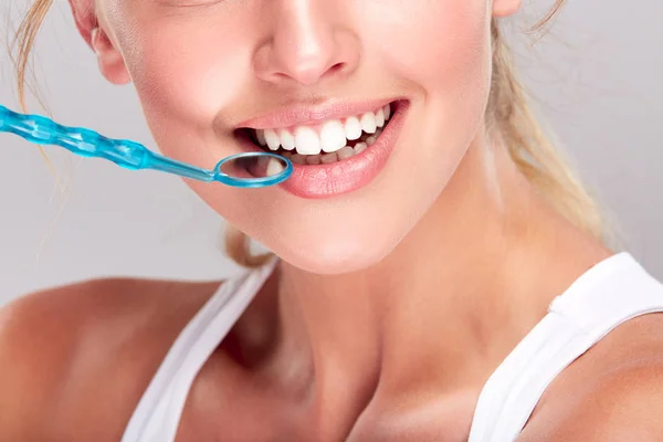 Mujer joven en dentista — Foto de Stock