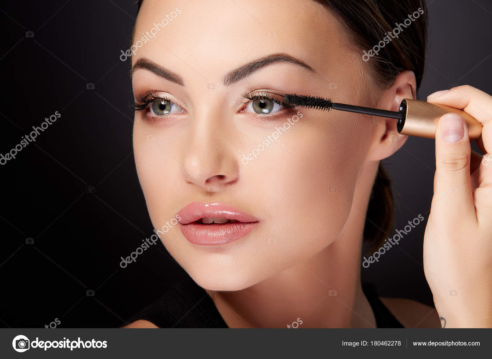 Girl painting lashes with mascara — Stock Photo © VelesStudio 180462278