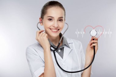 Doktor işitme kardiyogram stetoskop ile