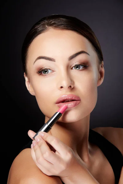 Retrato de belleza de modelo con lápiz labial — Foto de Stock