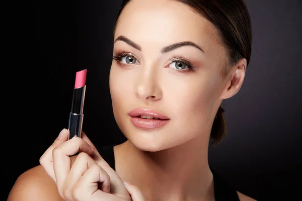 뷰티 로즈 립스틱 모델의 초상화 — 스톡 사진