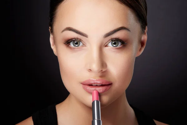 Retrato de beleza de mulher com batom — Fotografia de Stock