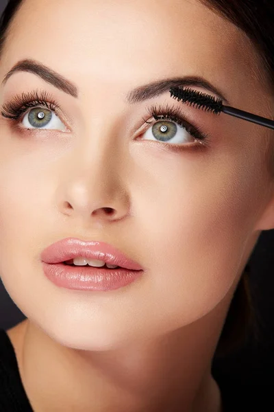 Woman painting lashes with mascara — Stock Photo, Image