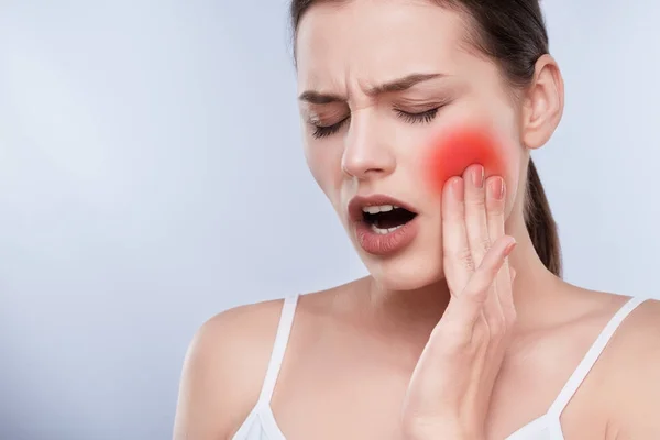 Menina que sofre de dor de dente — Fotografia de Stock