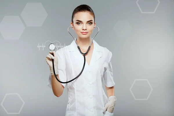 Médica feminina de uniforme branco — Fotografia de Stock