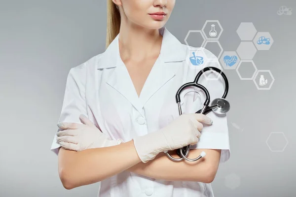 Enfermeira vestindo roupão médico branco — Fotografia de Stock