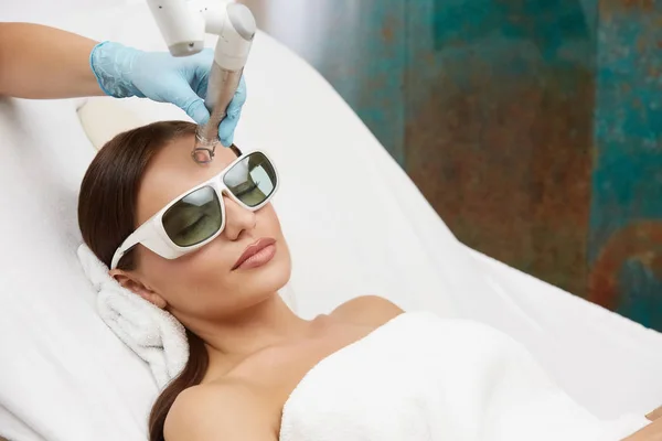 Estetista Che Prosedures Facciali Nella Clinica Cosmetica Usando Laser Donna — Foto Stock
