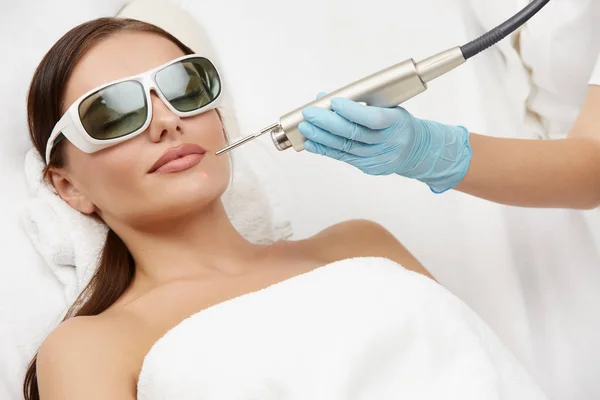 Donna attraente che riceve ringiovanimento laser per il mento nel salone di bellezza — Foto Stock