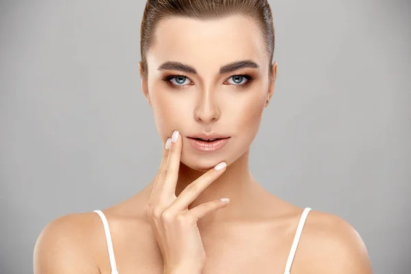 Retrato de mujer elegante con maquillaje de noche ligero aislado en gris — Foto de Stock