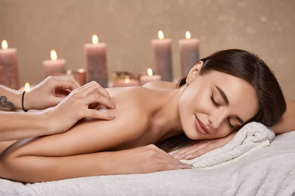 Aromaterapia Con Candele Massaggio Schiena Della Donna Nel Salone Spa — Foto Stock