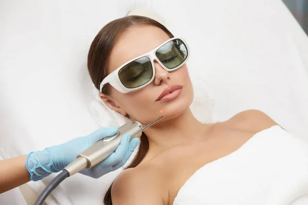 Zbliżenie Drobnej Kobiety Otrzymującej Zabiegi Laserowe Podbródku Okularach Ochronnych Ręka — Zdjęcie stockowe