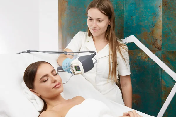 Profesjonalny Kosmetyk Trzymający Laser Pobliżu Wełnianej Twarzy Salonie Spa Lekarz — Zdjęcie stockowe