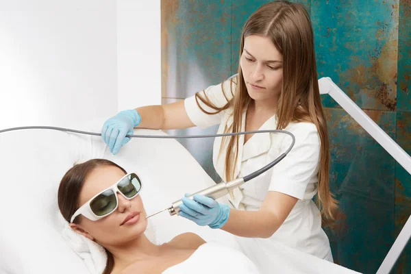 Specialista Tenendo Laser Vicino Viso Della Donna Facendo Professionalmente Procedure — Foto Stock