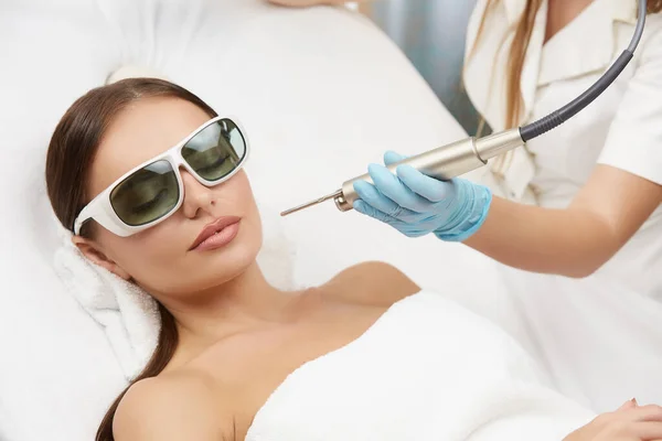 Destul Femelă Care Proceduri Faciale Cosmetician Care Deține Laser Lângă — Fotografie, imagine de stoc