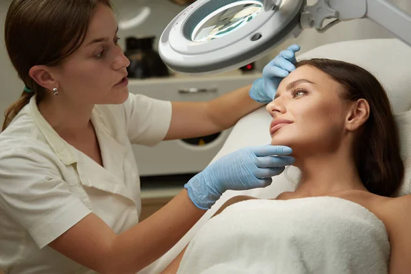 Bella Donna Ricevere Procedure Cosmetologia Terapeuta Professionista Clinica Moderna Femminile — Foto Stock