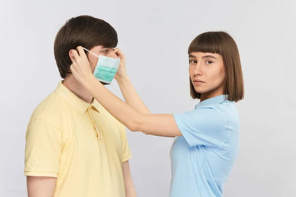 Joven Chica Azul Camisa Poniendo Hombre Máscara Protectora Cara Mirando — Foto de Stock