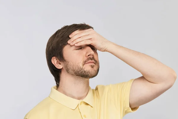 Jonge Knappe Man Houdt Arm Zijn Voorhoofd Temperatuur Van Zijn — Stockfoto