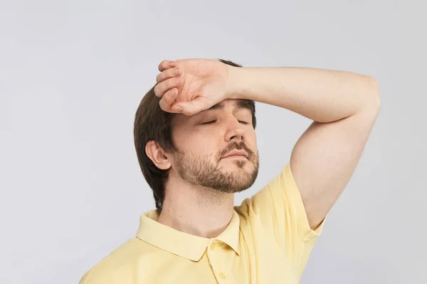 Joven Fuerte Tocándose Frente Con Brazo Para Comprobar Temperatura Corporal —  Fotos de Stock